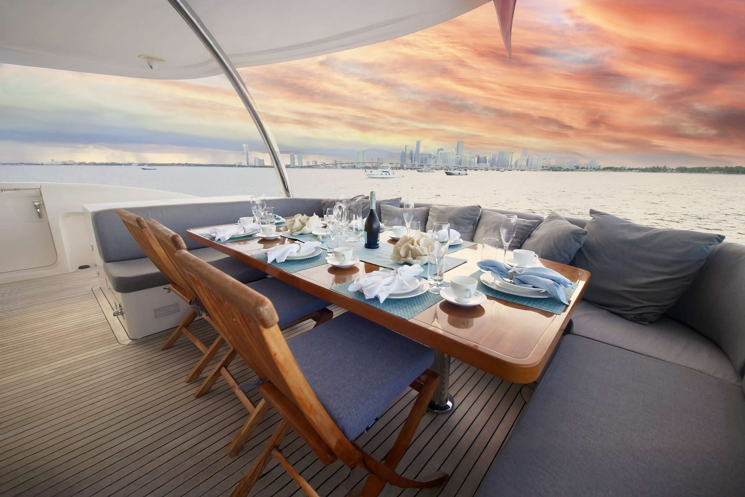 HAPPY HOUR Horizon RP110 - aft deck