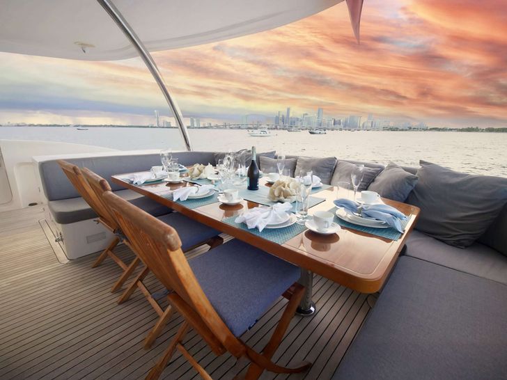 HAPPY HOUR Horizon RP110 - aft deck HAPPY HOUR Horizon RP110 - aft deck