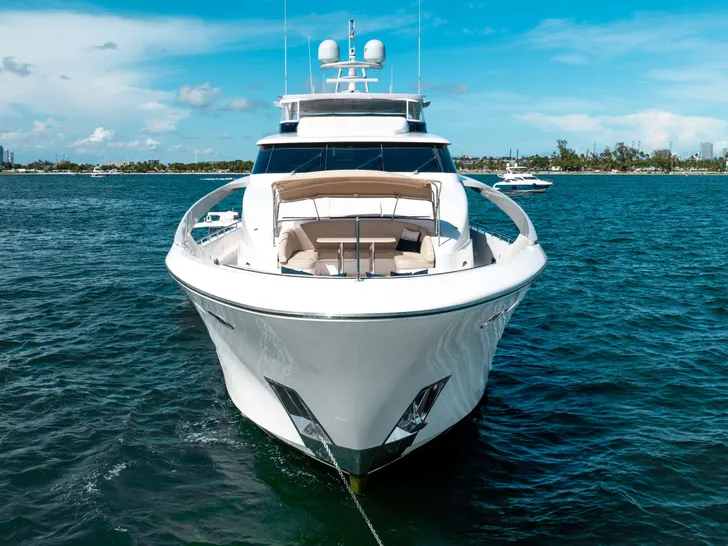 HAPPY HOUR Horizon RP110 - bow view HAPPY HOUR Horizon RP110 - bow view