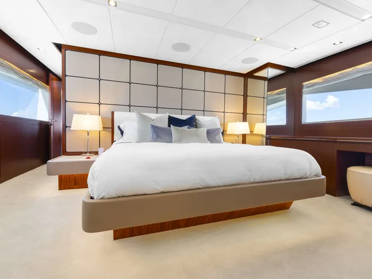 HAPPY HOUR Horizon RP110 - master cabin HAPPY HOUR Horizon RP110 - master cabin