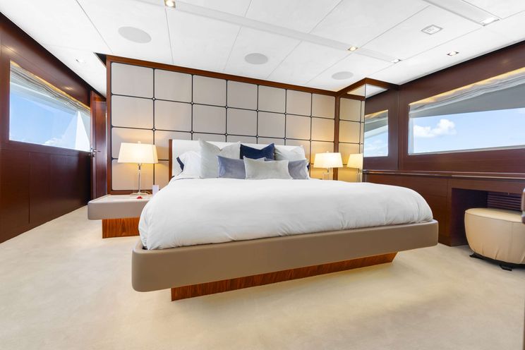 Charter Yacht HAPPY HOUR - Horizon RP110 - 5 Cabins - Nassau - Exumas - Bahamas