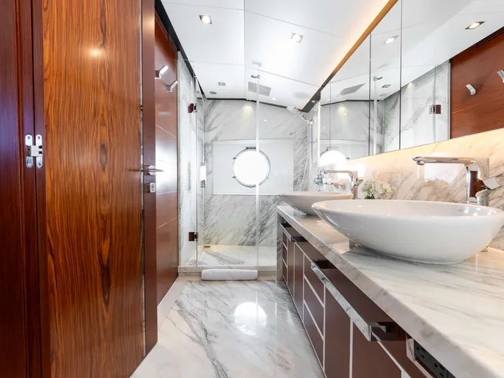 HAPPY HOUR Horizon RP110 - master cabin bathroom HAPPY HOUR Horizon RP110 - master cabin bathroom