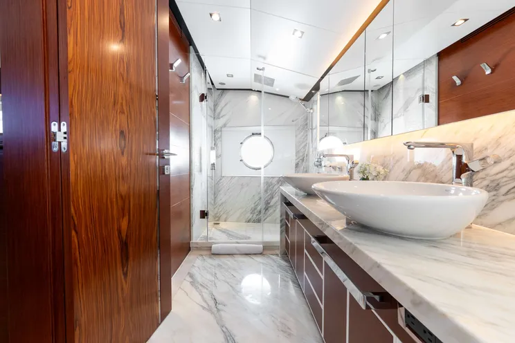 Charter Yacht HAPPY HOUR - Horizon RP110 - 5 Cabins - Nassau - Exumas - Bahamas