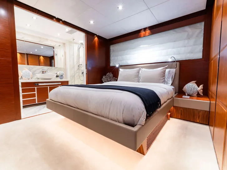 HAPPY HOUR Horizon RP110 - VIP cabin 2 HAPPY HOUR Horizon RP110 - VIP cabin 2