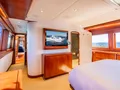 MY LADY ALASKA Broward 30m - master cabin bed and TV MY LADY ALASKA Broward 30m - master cabin bed and TV