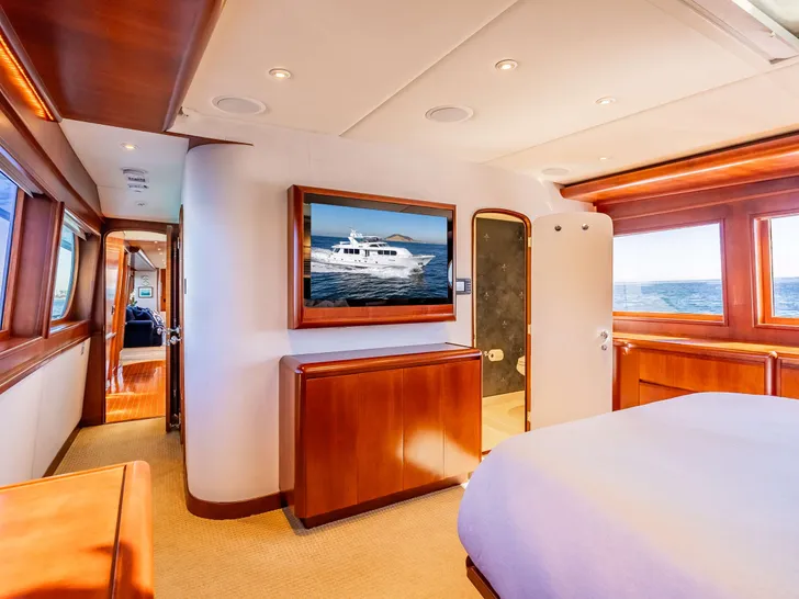 MY LADY ALASKA Broward 30m - master cabin bed and TV MY LADY ALASKA Broward 30m - master cabin bed and TV