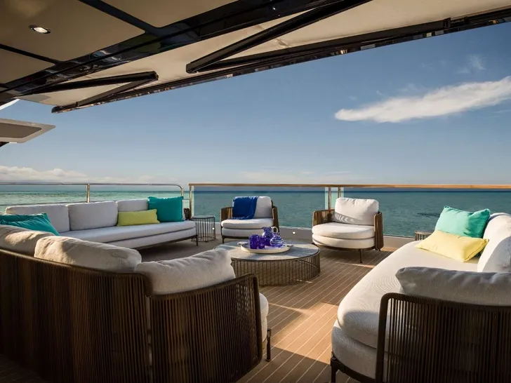 1 LORENA Sunseeker 90 Ocean - flybridge lounge 1 LORENA Sunseeker 90 Ocean - flybridge lounge