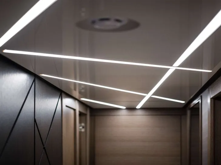 1 LORENA Sunseeker 90 Ocean - cabin hallway 1 LORENA Sunseeker 90 Ocean - cabin hallway