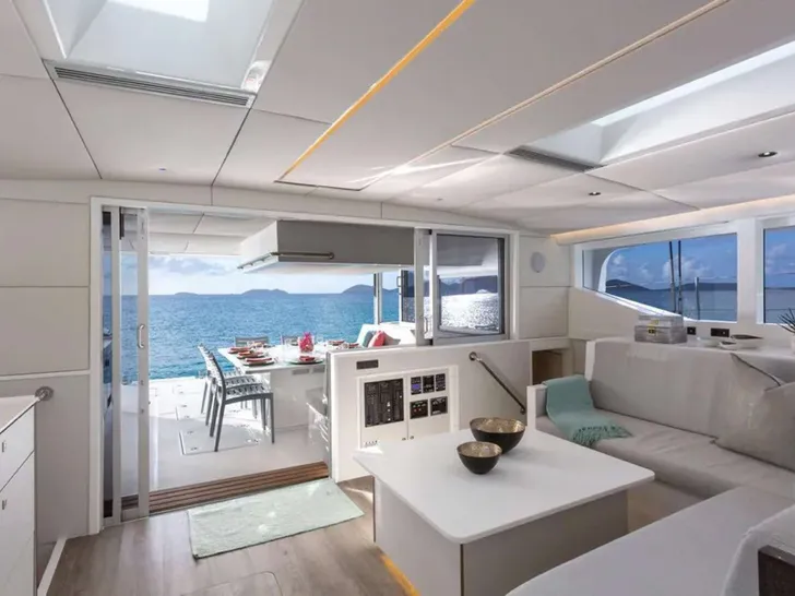 CELESTINE Voyage 590 - saloon lounge table CELESTINE Voyage 590 - saloon lounge table