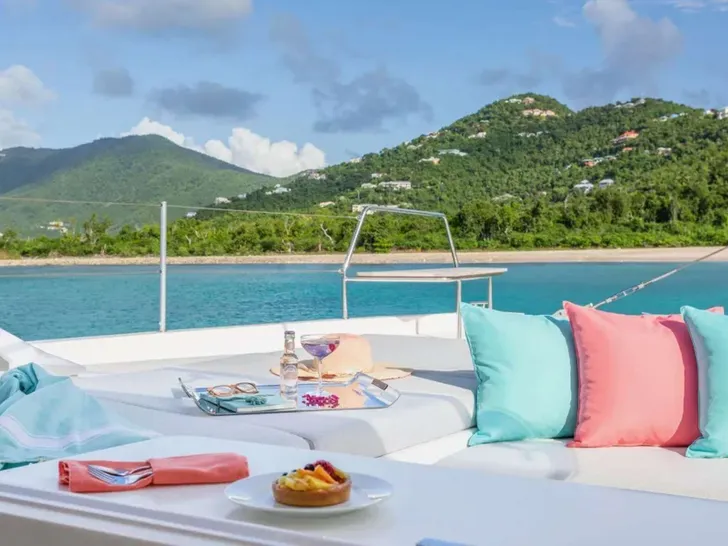 CELESTINE Voyage 590 - foredeck sunbathing area with throw pillows CELESTINE Voyage 590 - foredeck sunbathing area with throw pillows