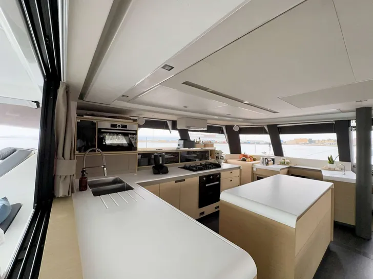 TRANQUILA Fountaine Pajot Samana 59 - galley TRANQUILA Fountaine Pajot Samana 59 - galley