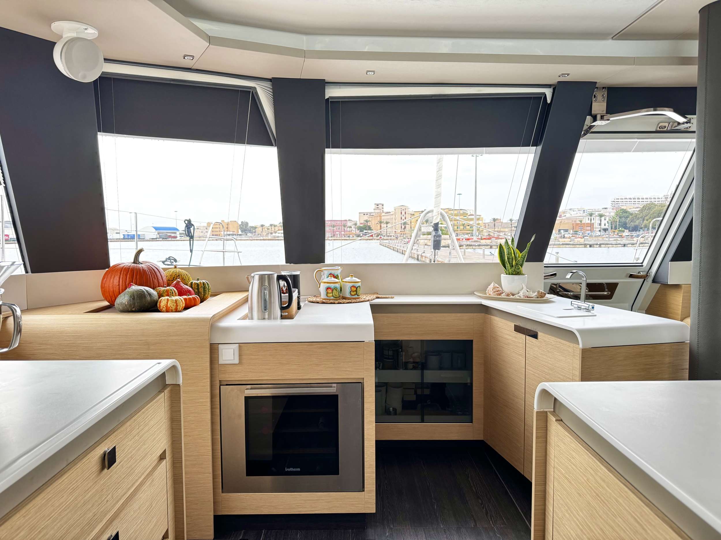 TRANQUILA Fountaine Pajot Samana 59 - galley close up