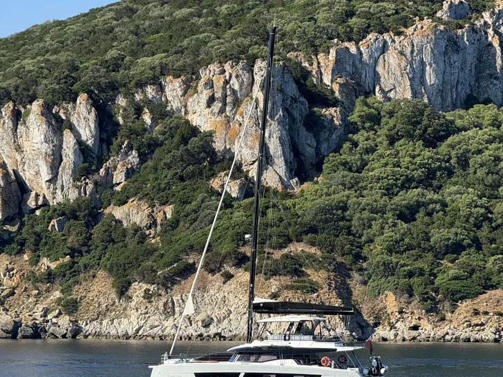 TRANQUILA Fountaine Pajot Samana 59 - anchored near an island TRANQUILA Fountaine Pajot Samana 59 - anchored near an island