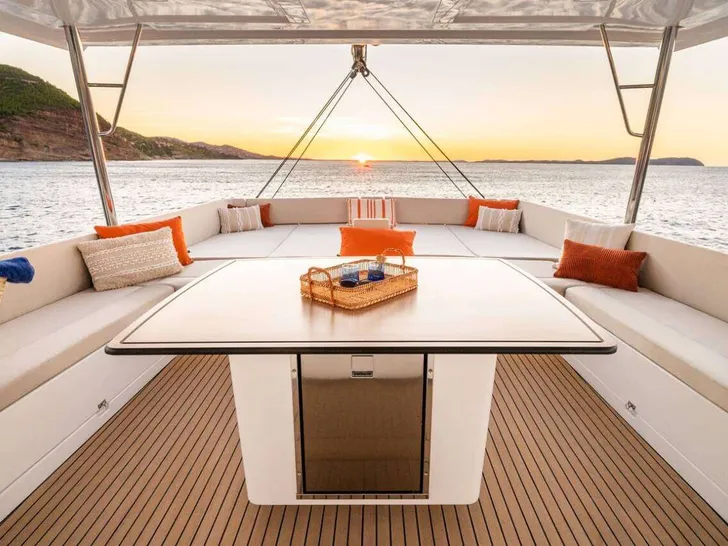 BALI KAI Bali 5.8 - flybridge lounge and dining area BALI KAI Bali 5.8 - flybridge lounge and dining area