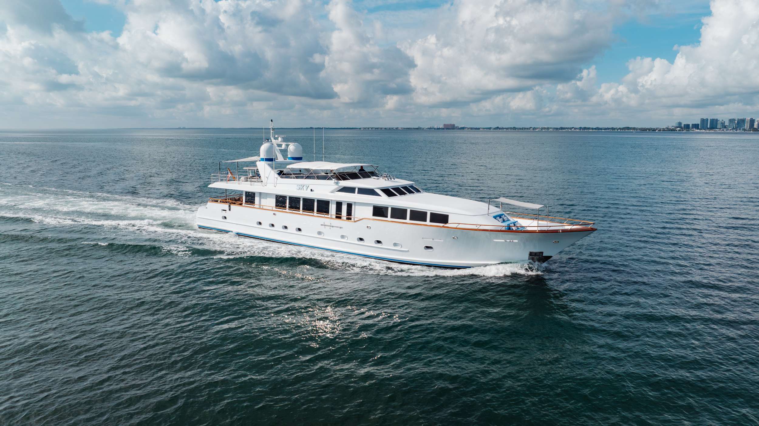 SKY - Broward Marine 35m - 4 Cabins - Nassau - Exumas - Bahamas