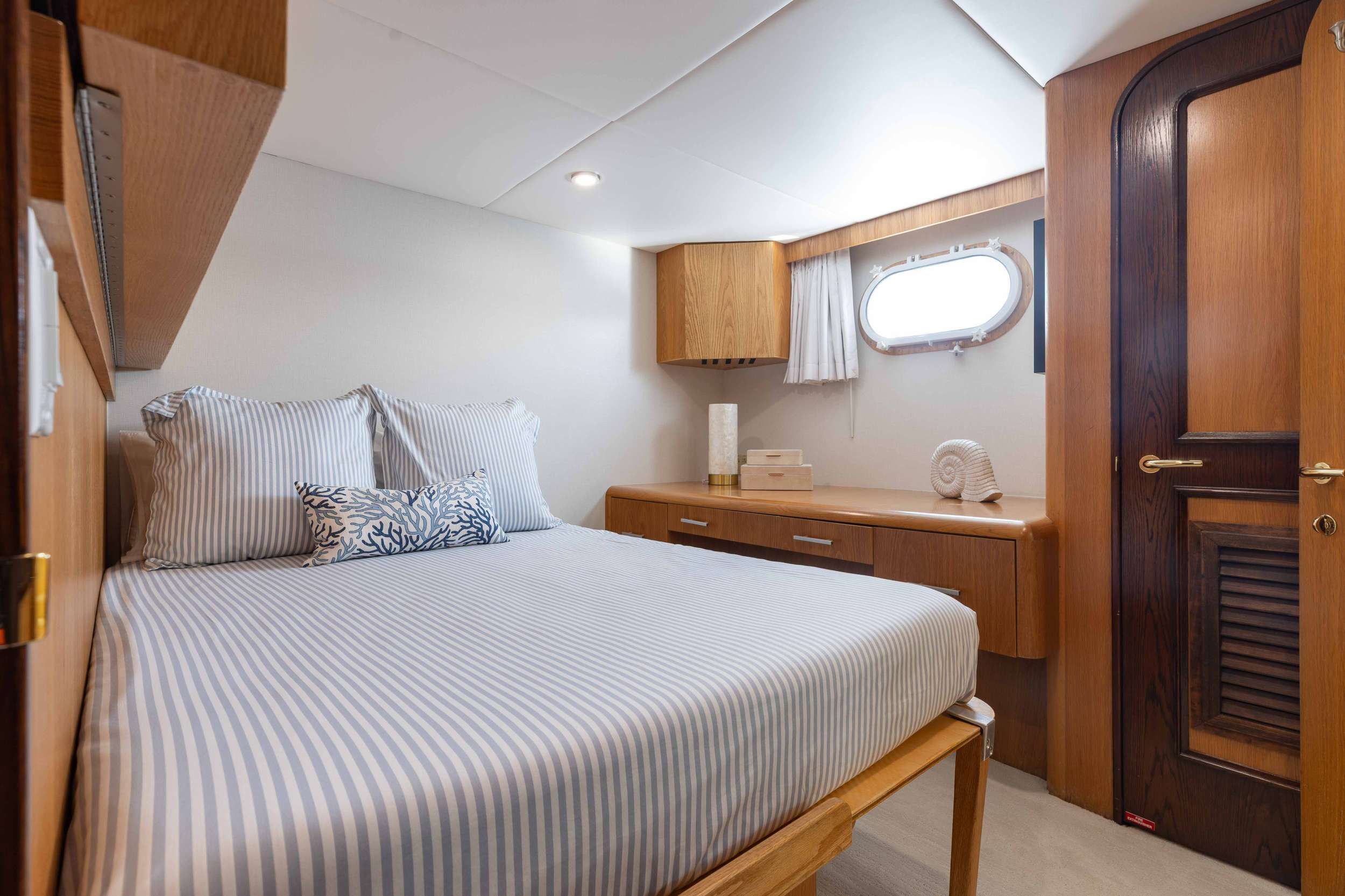 Charter Yacht SKY - Broward Marine 35m - 4 Cabins - Nassau - Exumas - Bahamas