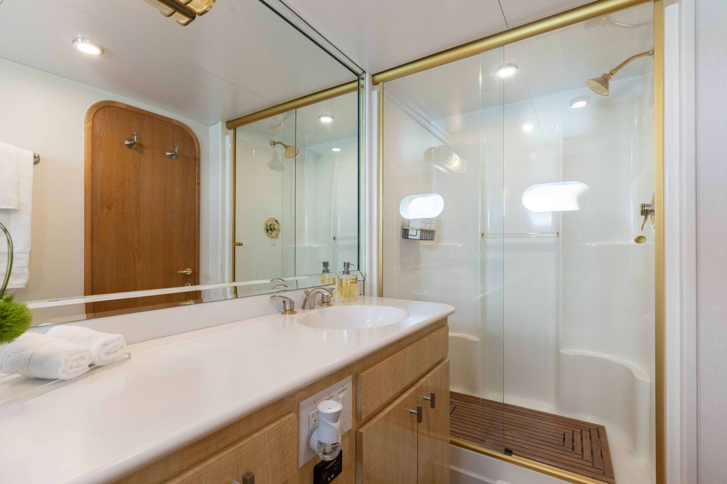 Charter Yacht SKY - Broward Marine 35m - 4 Cabins - Nassau - Exumas - Bahamas