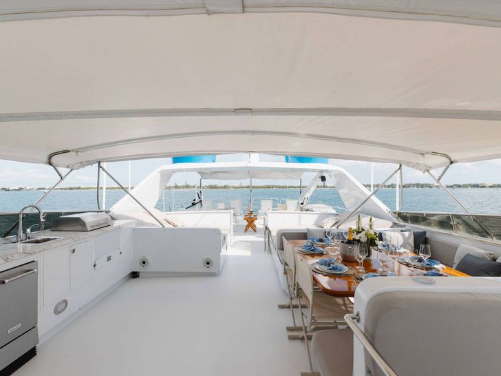 SKY Broward Marine 35m - flybridge SKY Broward Marine 35m - flybridge