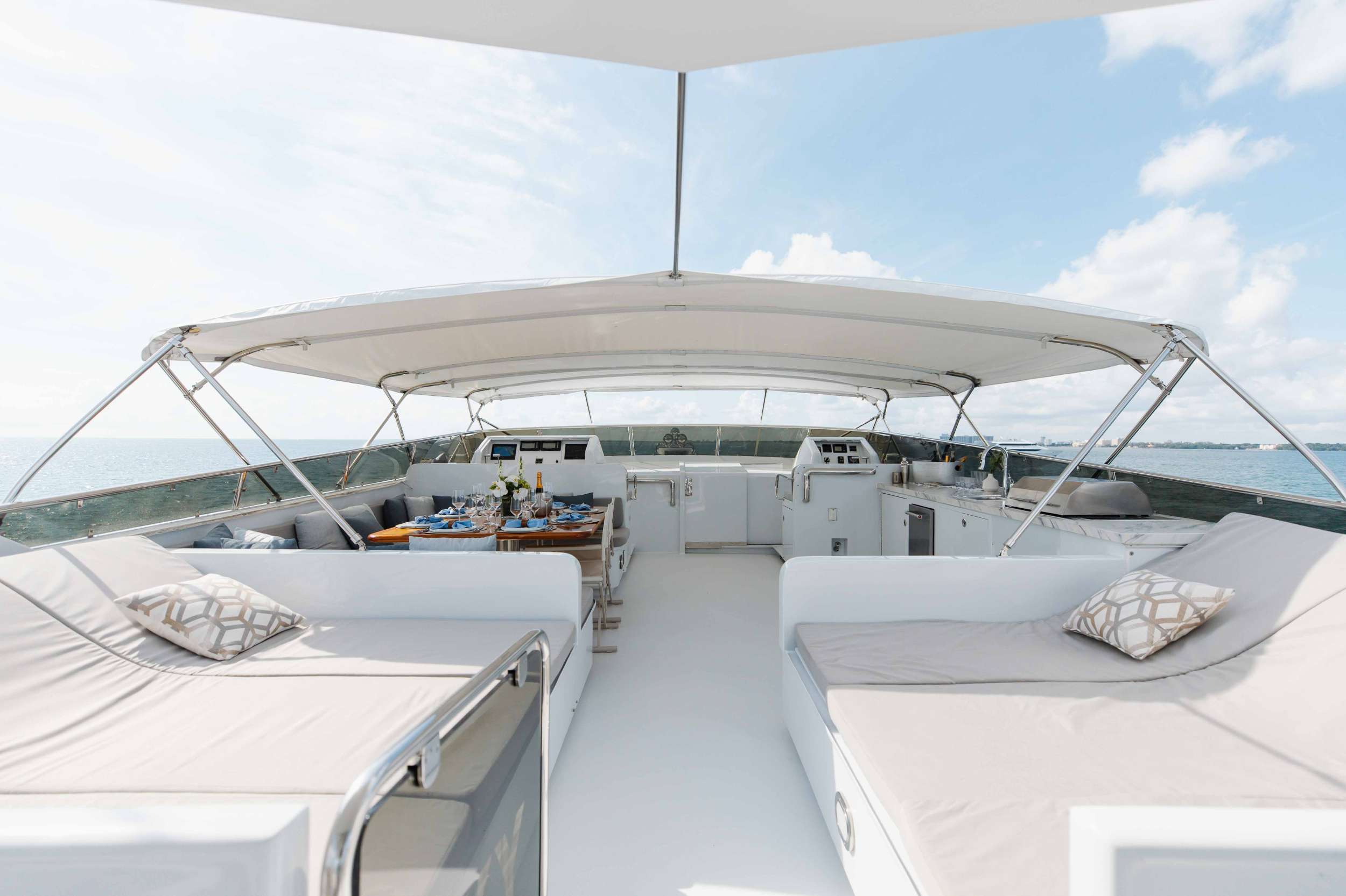 Charter Yacht SKY - Broward Marine 35m - 4 Cabins - Nassau - Exumas - Bahamas