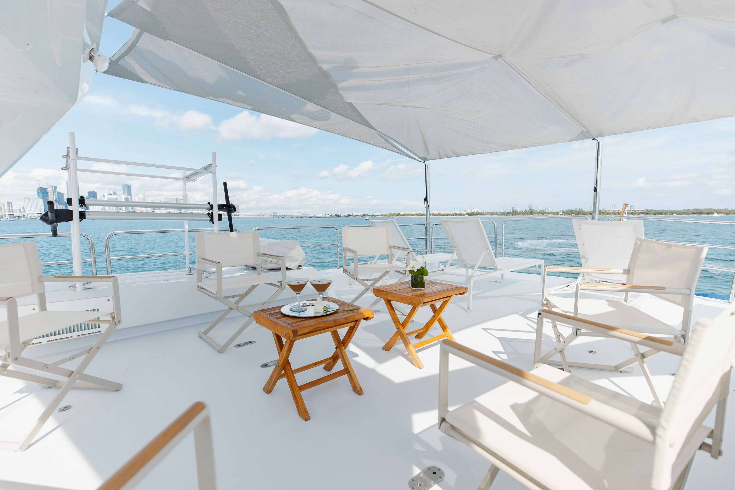 Charter Yacht SKY - Broward Marine 35m - 4 Cabins - Nassau - Exumas - Bahamas