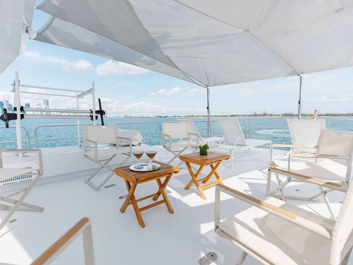 SKY Broward Marine 35m - flybridge lounge SKY Broward Marine 35m - flybridge lounge