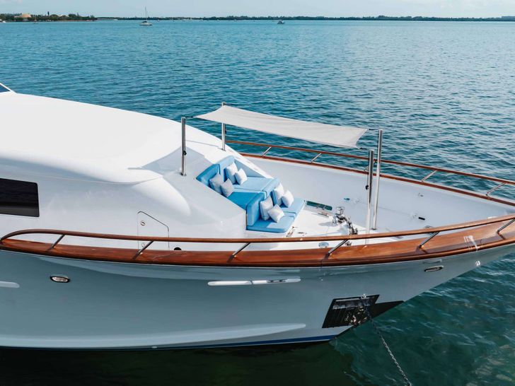 SKY Broward Marine 35m - foredeck SKY Broward Marine 35m - foredeck