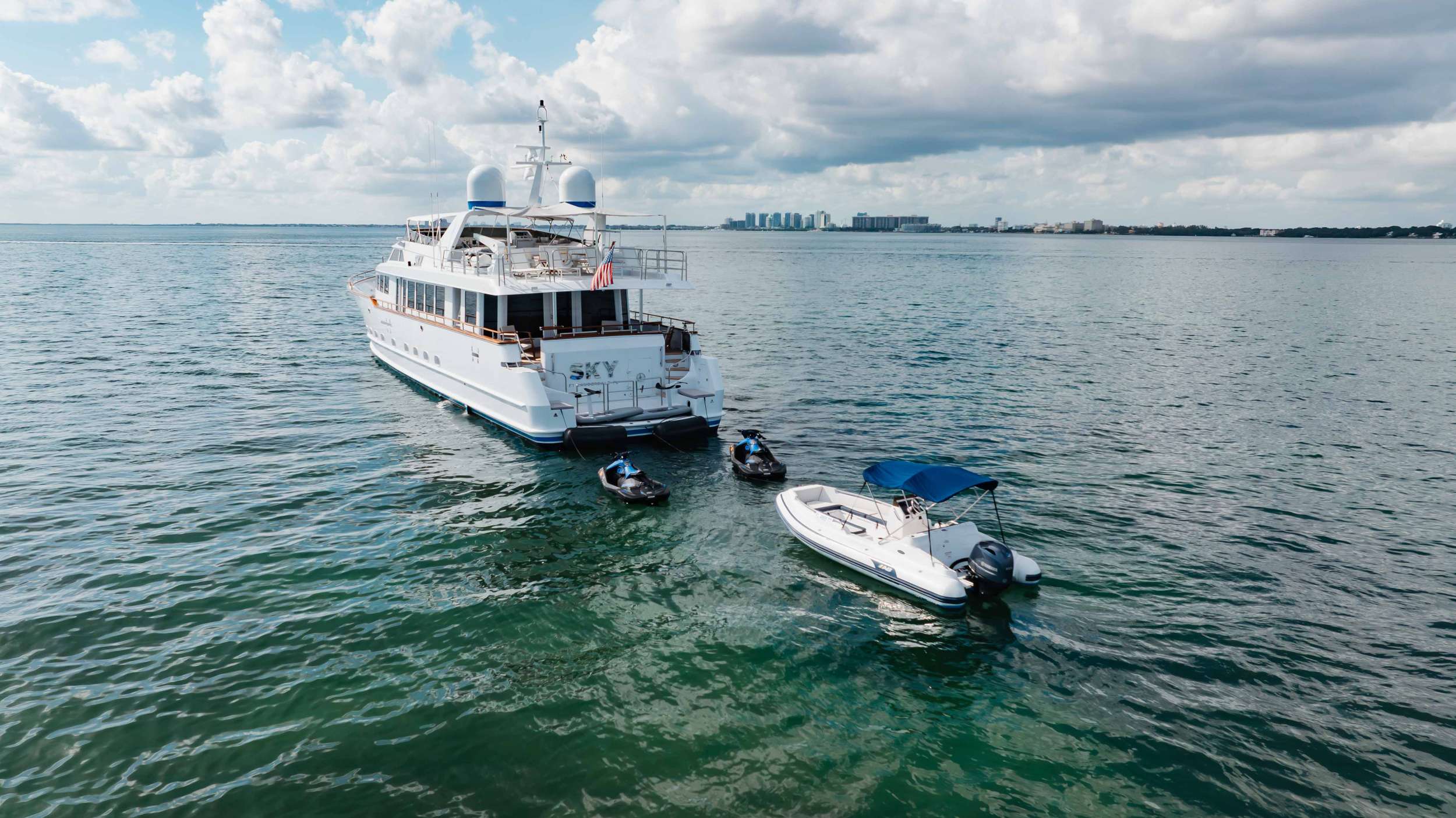 Charter Yacht SKY - Broward Marine 35m - 4 Cabins - Nassau - Exumas - Bahamas