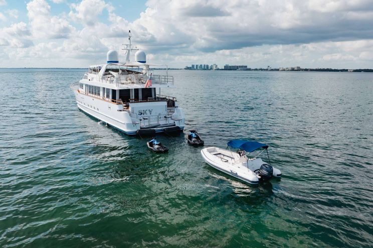 Charter Yacht SKY - Broward Marine 35m - 4 Cabins - Nassau - Exumas - Bahamas