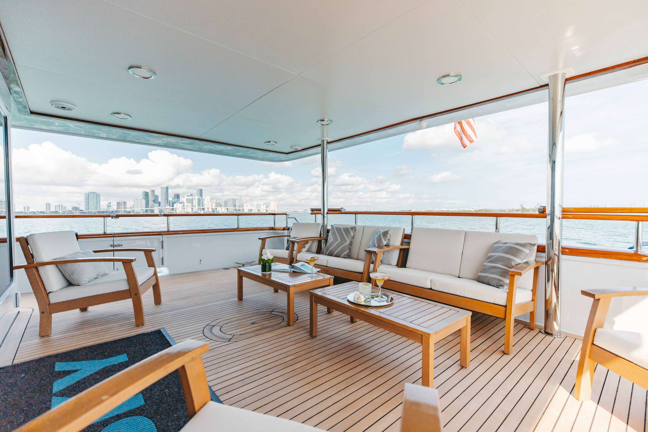 Charter Yacht SKY - Broward Marine 35m - 4 Cabins - Nassau - Exumas - Bahamas
