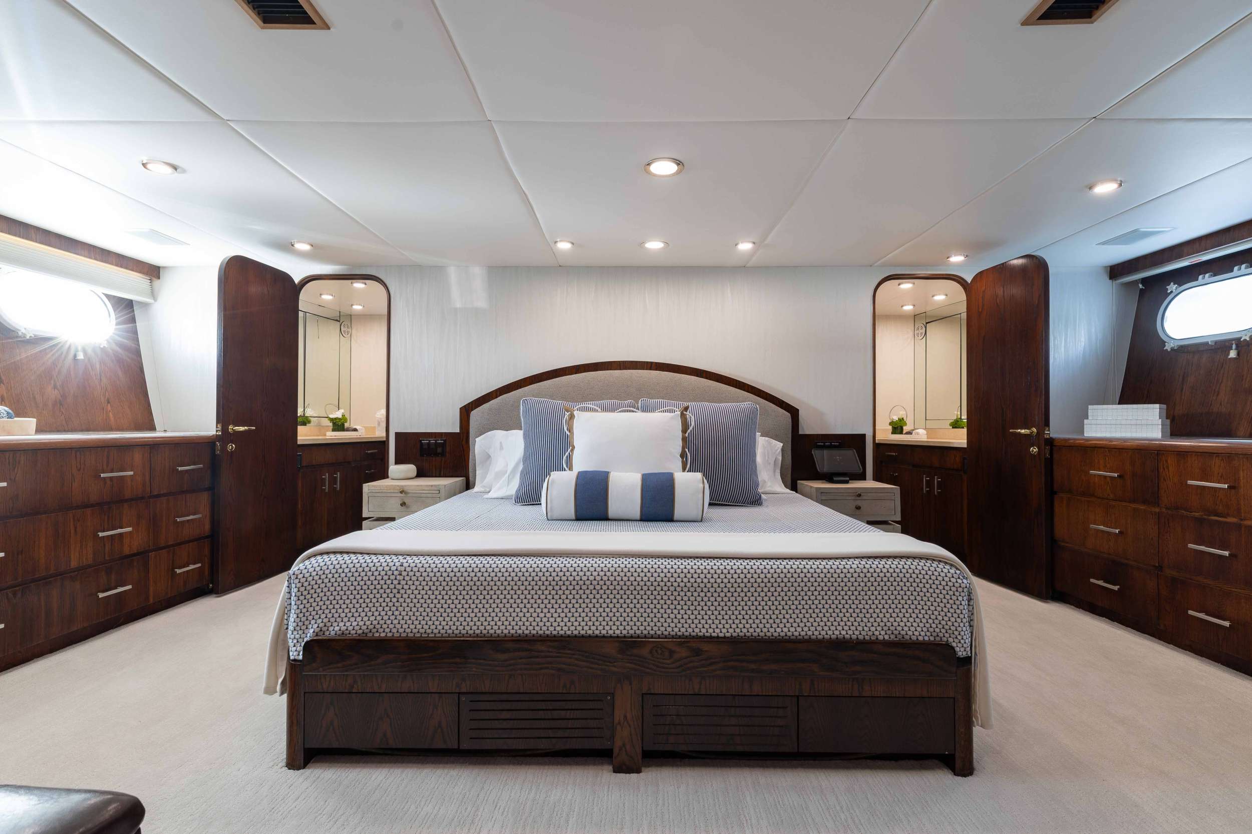 Charter Yacht SKY - Broward Marine 35m - 4 Cabins - Nassau - Exumas - Bahamas