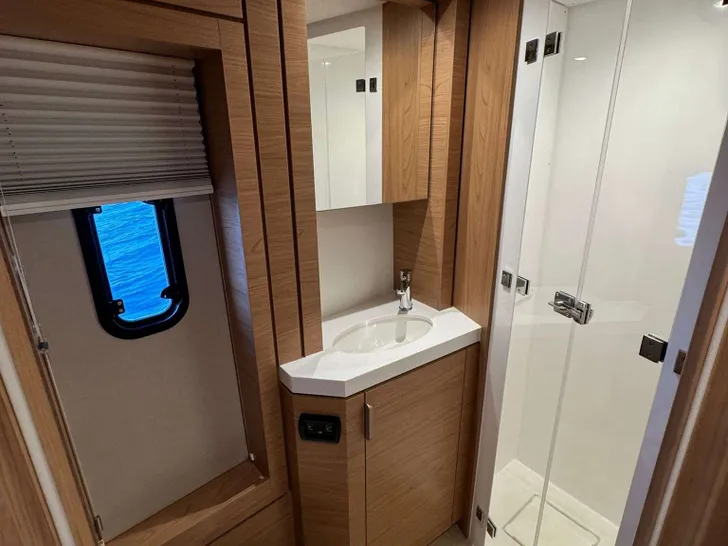 LOBA DO MAR Bali 4.6 - master cabin cabin bathroom LOBA DO MAR Bali 4.6 - master cabin cabin bathroom