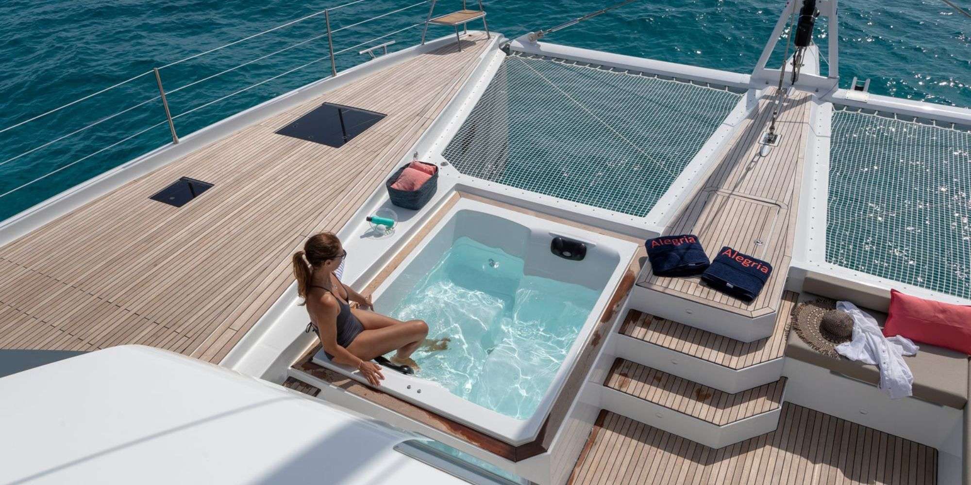 BLUESATION Fountaine Pajot Alegria 67 - foredeck jacuzzi