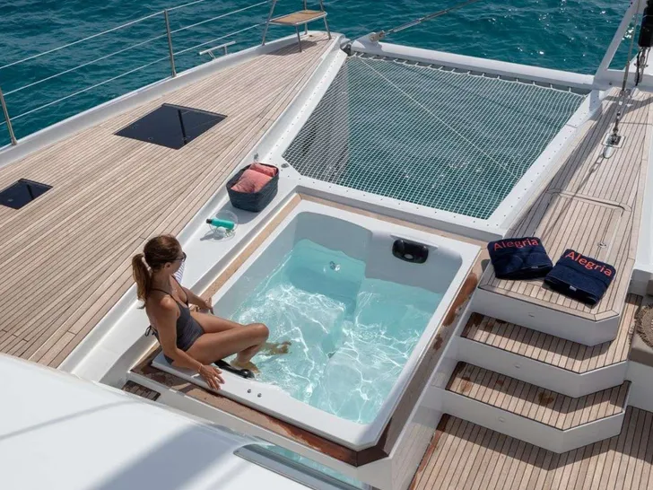 BLUESATION Fountaine Pajot Alegria 67 - foredeck jacuzzi BLUESATION Fountaine Pajot Alegria 67 - foredeck jacuzzi