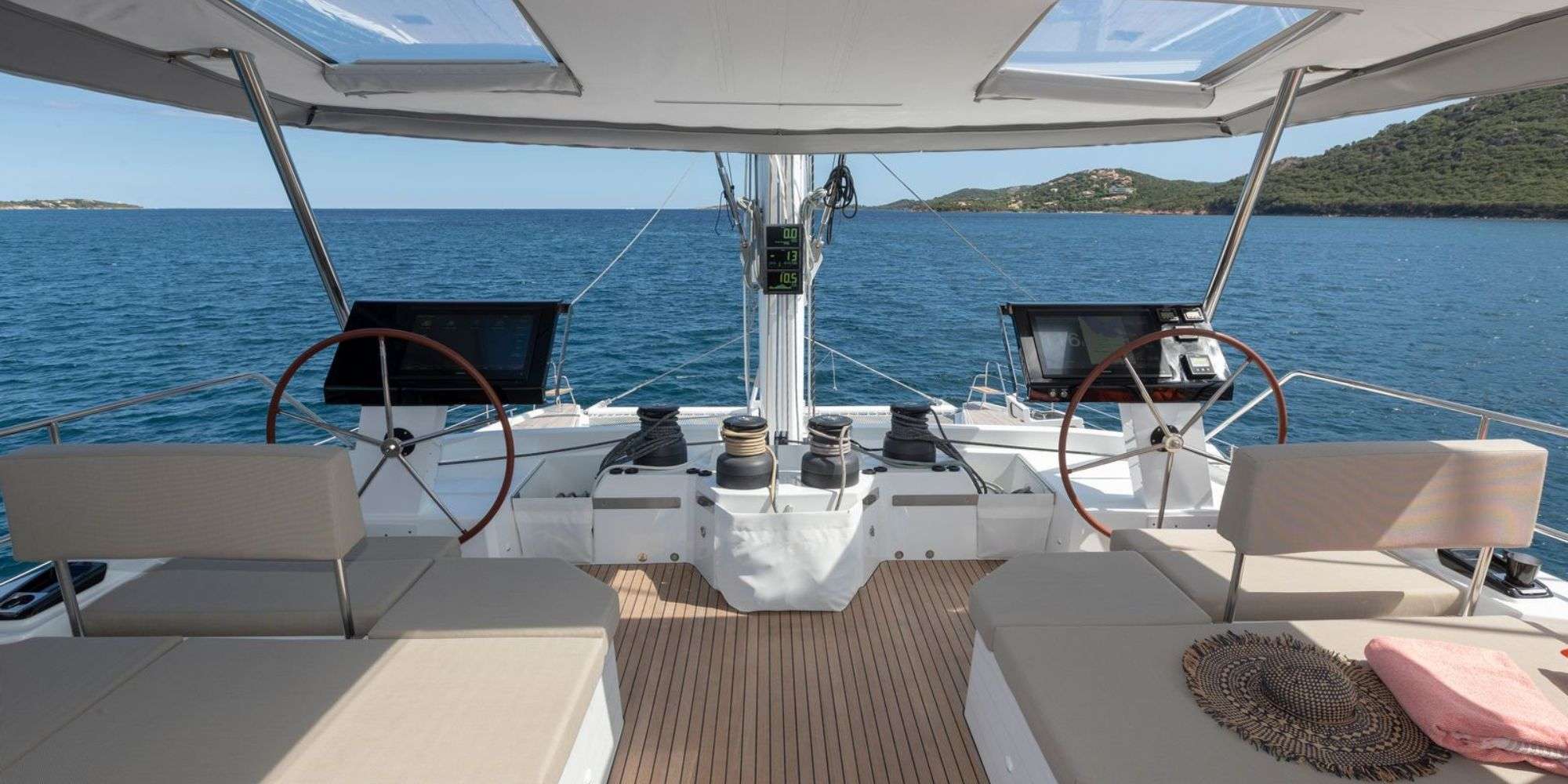BLUESATION Fountaine Pajot Alegria 67 - flybridge helm