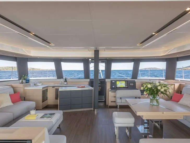 BLUESATION Fountaine Pajot Alegria 67 - saloon BLUESATION Fountaine Pajot Alegria 67 - saloon