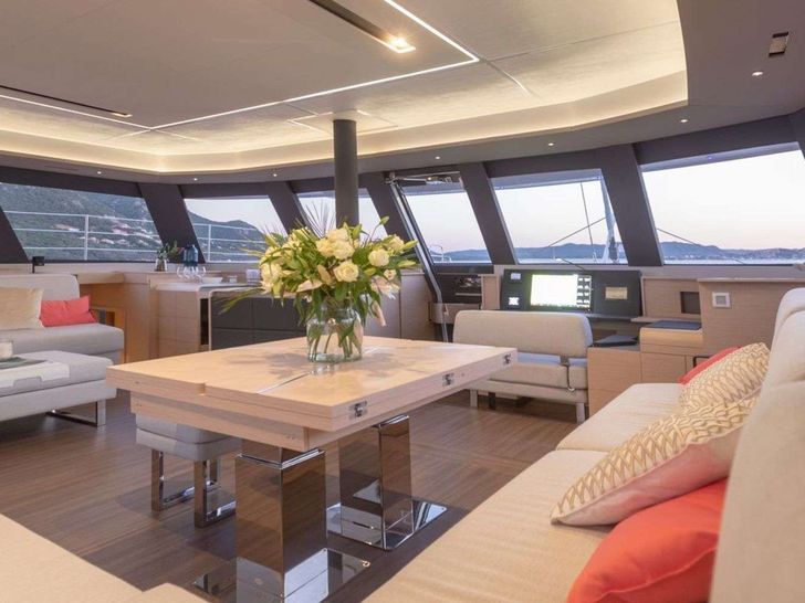 BLUESATION Fountaine Pajot Alegria 67 - saloon lounge BLUESATION Fountaine Pajot Alegria 67 - saloon lounge