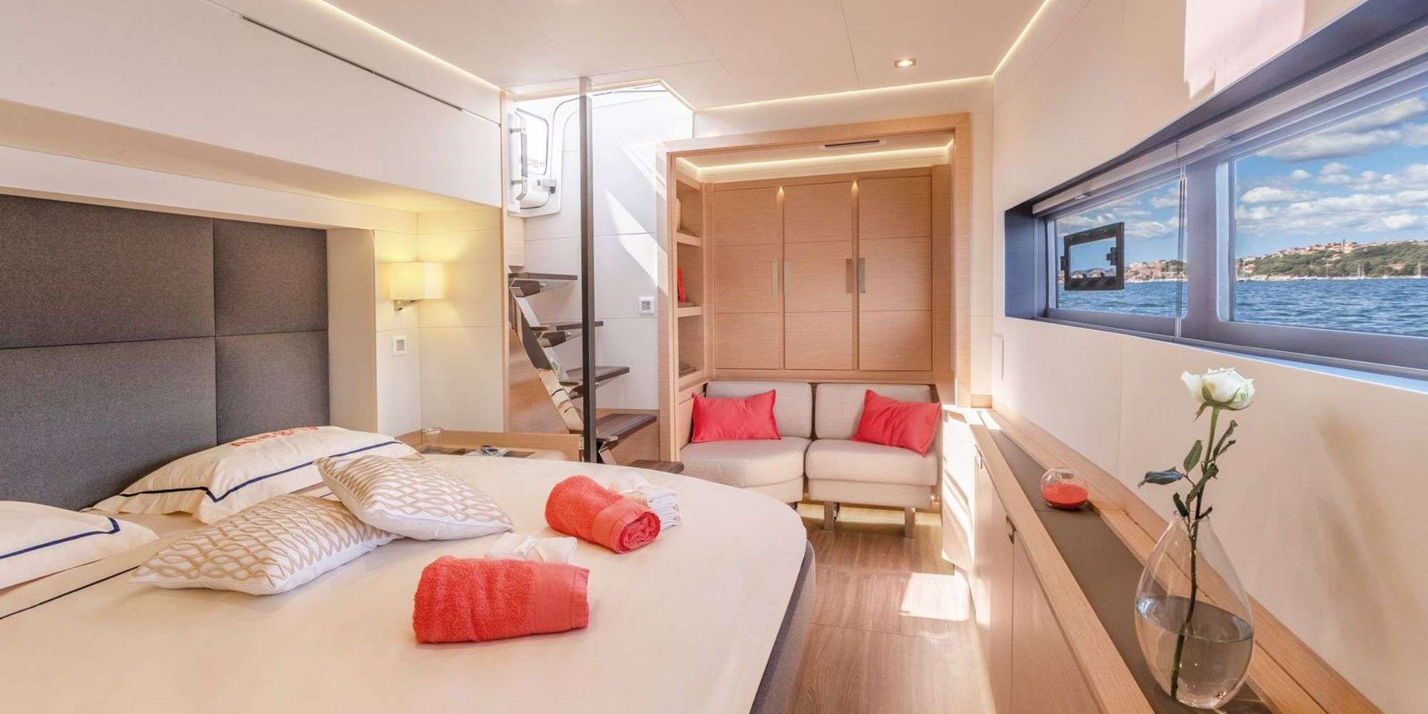 BLUESATION Fountaine Pajot Alegria 67 - master cabin bed
