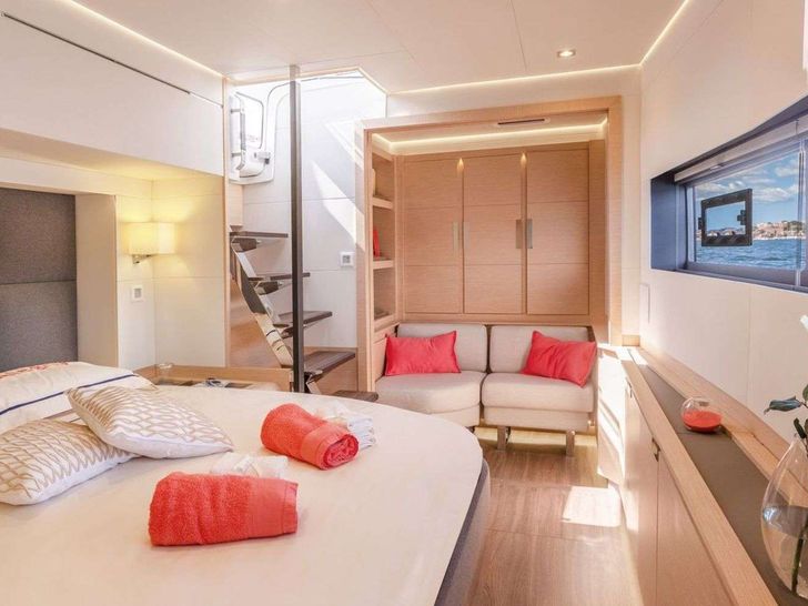 BLUESATION Fountaine Pajot Alegria 67 - master cabin bed BLUESATION Fountaine Pajot Alegria 67 - master cabin bed