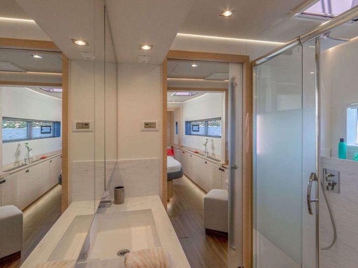BLUESATION Fountaine Pajot Alegria 67 - master cabin bathroom BLUESATION Fountaine Pajot Alegria 67 - master cabin bathroom