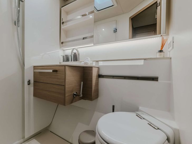 TRIWING OSSUS Lagoon 55 - twin cabin bathroom TRIWING OSSUS Lagoon 55 - twin cabin bathroom