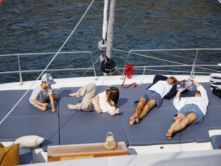 DISFRUTONA Bali 5.2 - guests on the foredeck DISFRUTONA Bali 5.2 - guests on the foredeck