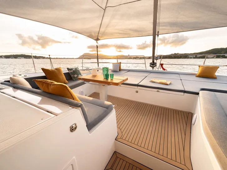 DISFRUTONA Bali 5.2 - flybridge lounge and sunbathing area DISFRUTONA Bali 5.2 - flybridge lounge and sunbathing area