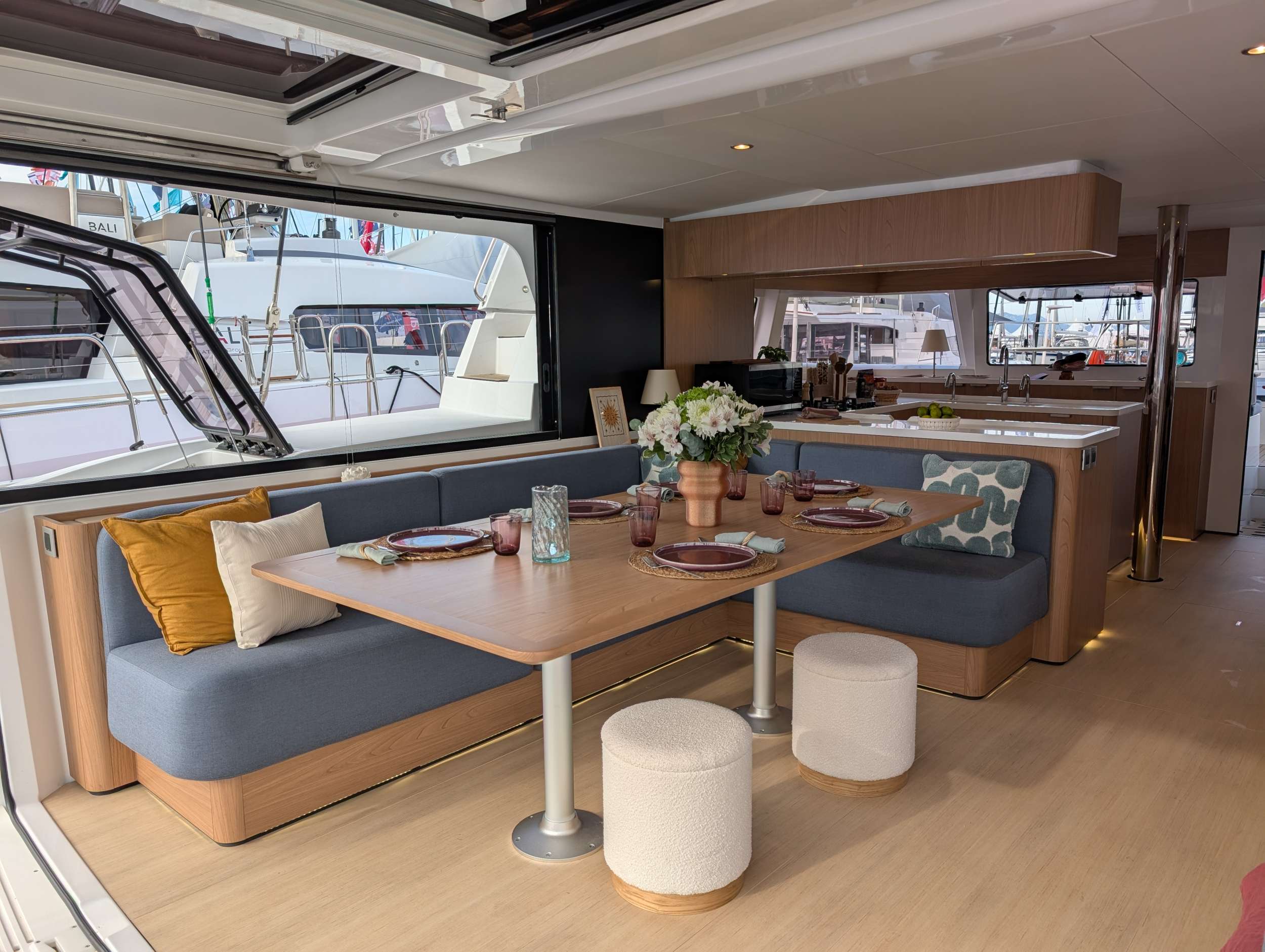 DISFRUTONA Bali 5.2 - saloon dining area