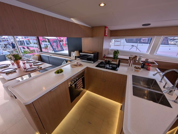 DISFRUTONA Bali 5.2 - galley DISFRUTONA Bali 5.2 - galley