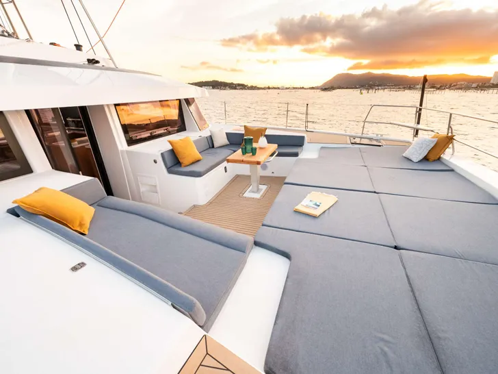 DISFRUTONA Bali 5.2 - foredeck DISFRUTONA Bali 5.2 - foredeck