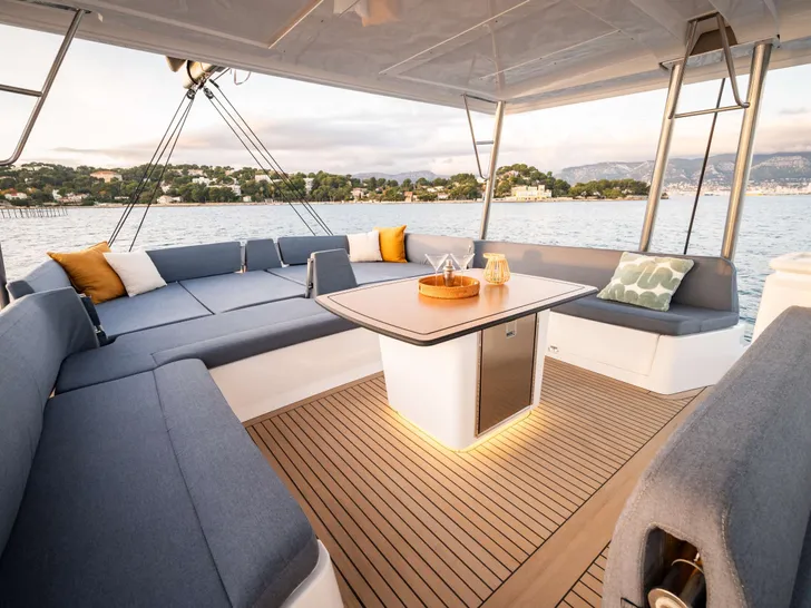 DISFRUTONA Bali 5.2 - flybridge lounge DISFRUTONA Bali 5.2 - flybridge lounge