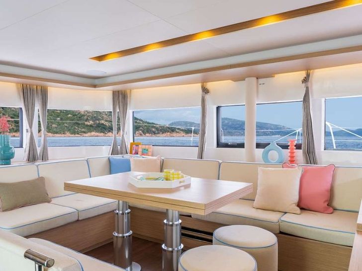 ELYSIUM Lagoon 51 - saloon lounge ELYSIUM Lagoon 51 - saloon lounge