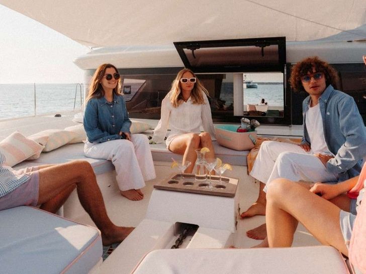 ELYSIUM Lagoon 51 - guests on the foredeck ELYSIUM Lagoon 51 - guests on the foredeck