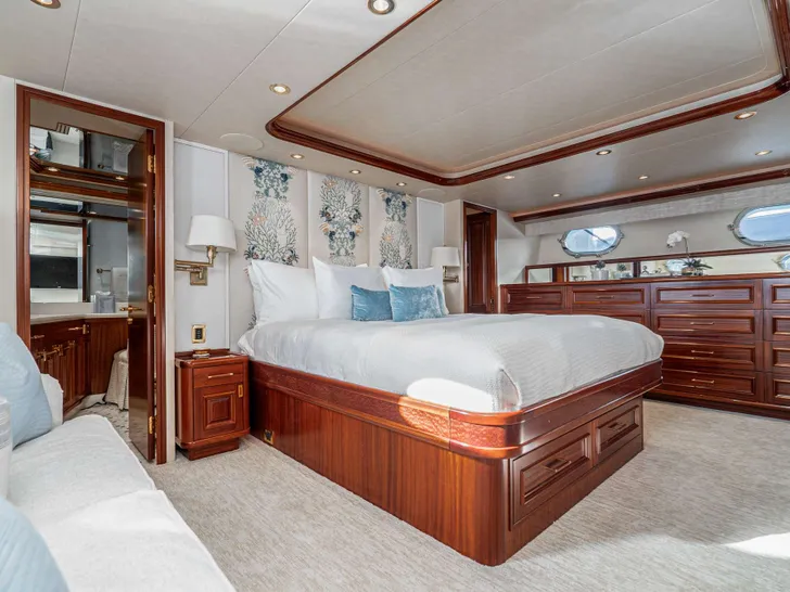 BETH ANN Westport 112 - master cabin BETH ANN Westport 112 - master cabin