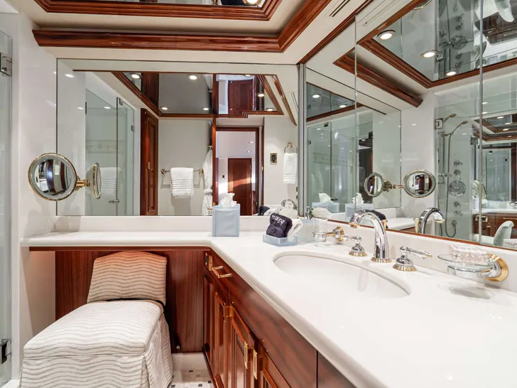 BETH ANN Westport 112 - master cabin bathroom BETH ANN Westport 112 - master cabin bathroom